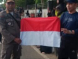 Sat Pol PP dan Damkar Kapuas Amankan Pembagian Bendera Merah Putih dalam Rangka HUT RI ke-79