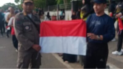 Sat Pol PP dan Damkar Kapuas Amankan Pembagian Bendera Merah Putih dalam Rangka HUT RI ke-79