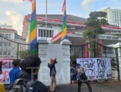 Mahasiswa Jabar Gelar Aksi Tolak Revisi UU Polri: Lempar Kepala Babi ke Gedung DPRD