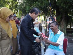 Pemkot Pontianak Serahkan Alat Bantu Jalan dan Bantuan Sosial dalam Peringatan HUT ke-79 RI