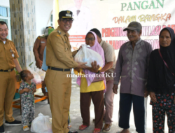 Pj Bupati Kayong Utara Tinjau Distribusi 300 Paket Bantuan Bahan Pokok: Fokus pada Tepat Sasaran