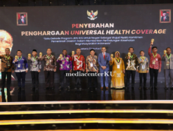 Pemkab Kayong Utara Terima Penghargaan UHC 2024 dari Menko PMK: Prestasi Cakupan JKN-KIS 100%