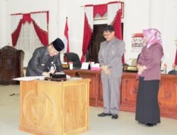 Pj Bupati Barsel Sampaikan Pidato Pengantar Rancangan Perubahan APBD 2024 di Rapat Paripurna DPRD