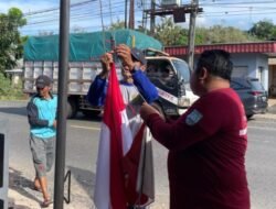 Pemdes Simpang Tiga dan Satlinmas Memasang Bendera dan Umbul-Umbul Sambut HUT RI ke-79